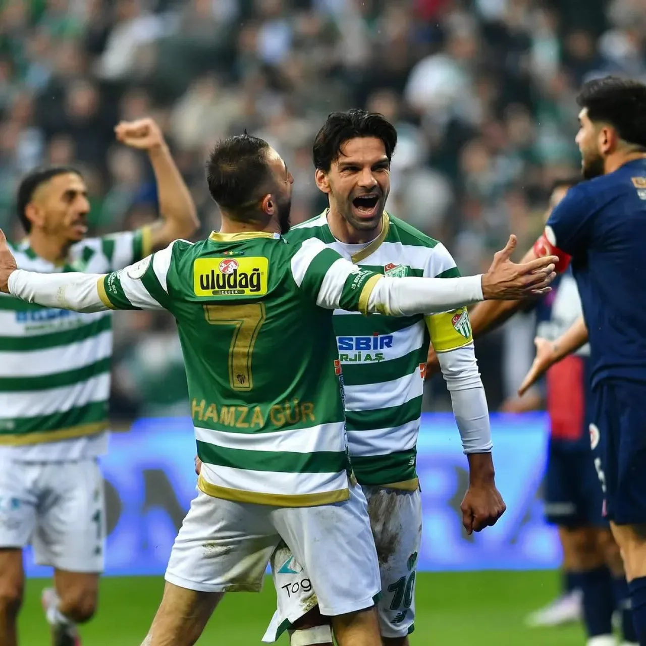 Bursaspor'un 3-0'lık Galibiyeti Gemlik'te Büyük Sevince Neden Oldu Bursaspor'un 3-0'lık Galibiyeti Gemlik'te Büyük Sevince Neden Oldu