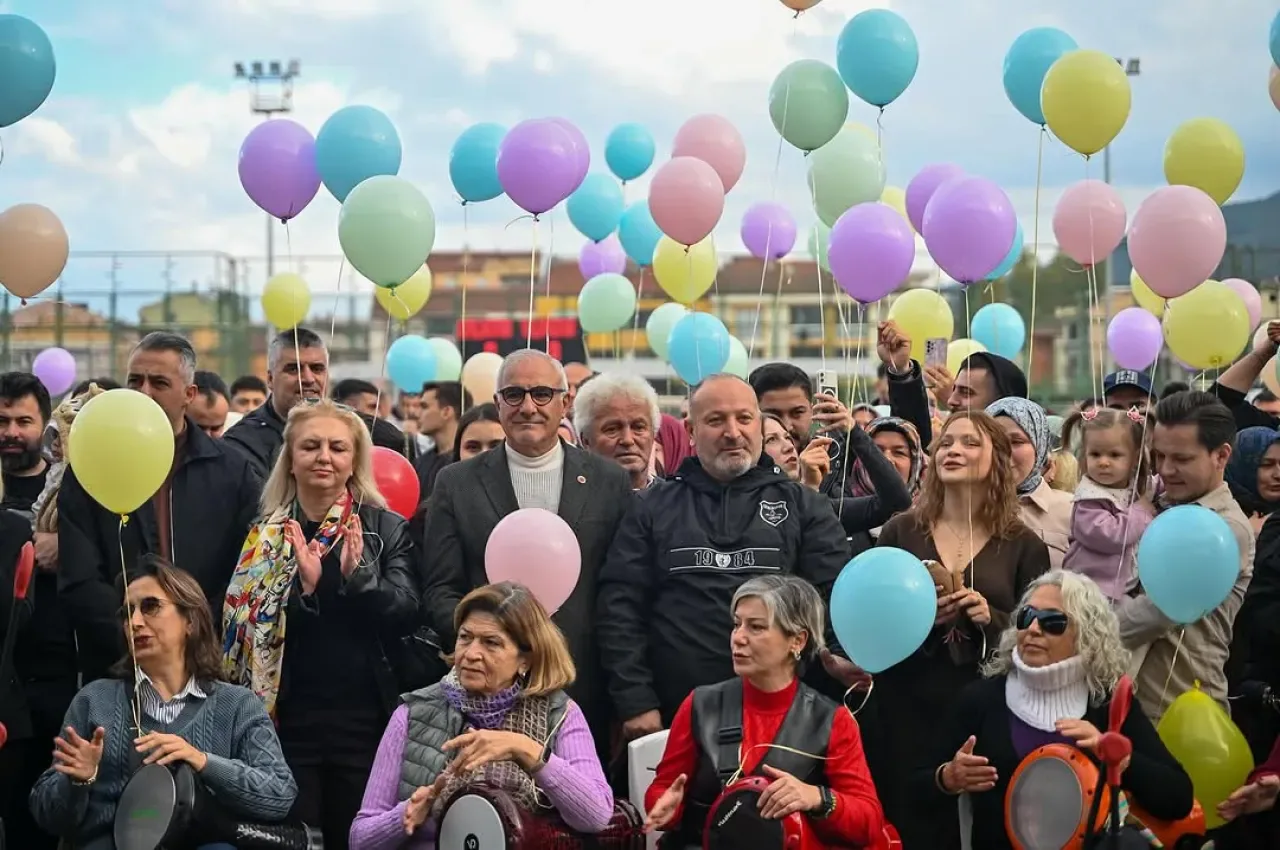 Gemlik'te Kanseri Yenen Sudenur İçin Umut Balonları Gökyüzüne Uçuruldu Gemlik'te Kanseri Yenen Sudenur İçin Umut Balonları Gökyüzüne Uçuruldu
