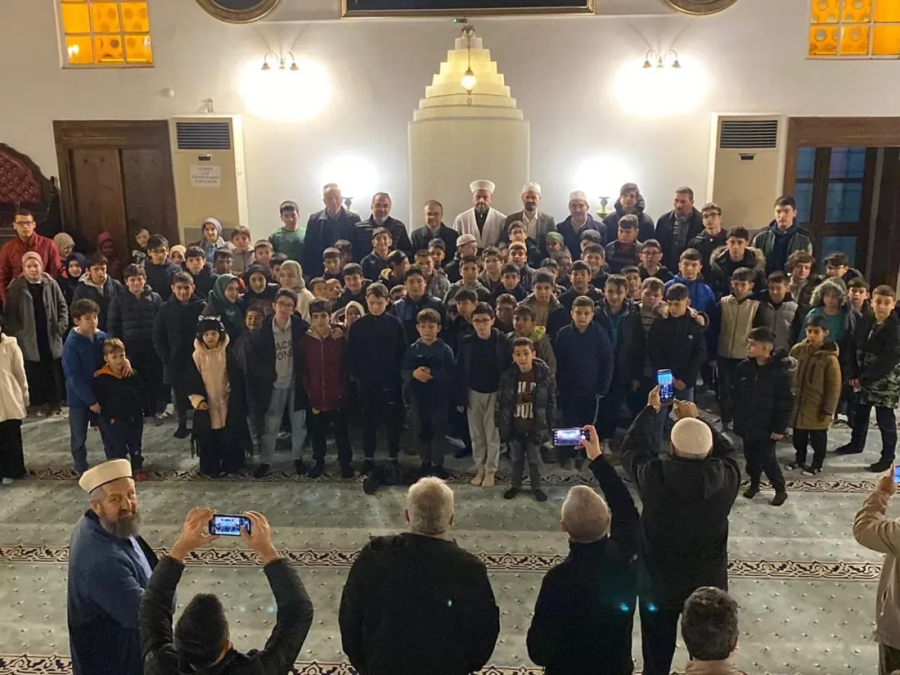 Kestel Belediye Başkanı Sabah Namazında Vatandaşlarla Buluştu Kestel Belediye Başkanı Sabah Namazında Vatandaşlarla Buluştu