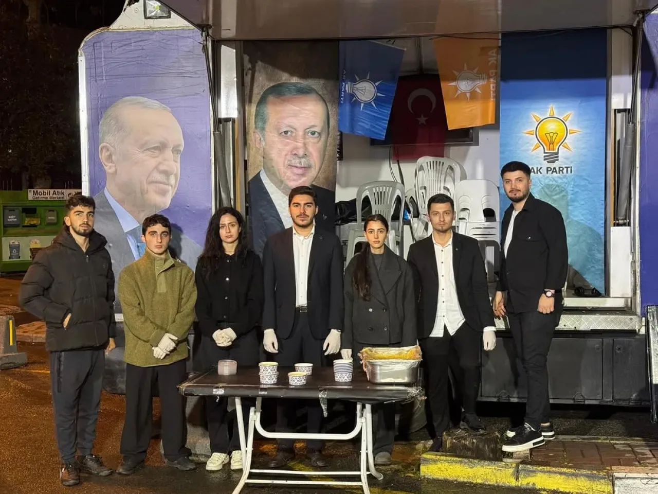 AK Parti Ataşehir Gençlik Kolları'ndan Fatih Sultan Mehmet Hastanesi'nde Çorba İkramı AK Parti Ataşehir Gençlik Kolları'ndan Fatih Sultan Mehmet Hastanesi'nde Çorba İkramı