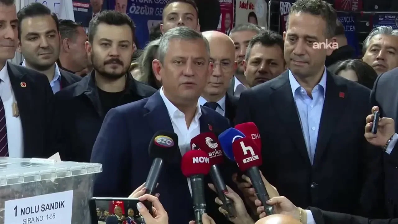 CHP Genel Başkanı Özgür Özel, PM ve YDK Üye Seçimi İçin Bursa'da Oy Kullandı CHP Genel Başkanı Özgür Özel, PM ve YDK Üye Seçimi İçin Bursa'da Oy Kullandı
