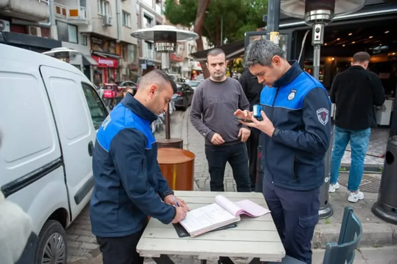 Karşıyaka'da Zabıta Ekipleri Sokak Denetimlerini Sürdürüyor Karşıyaka'da Zabıta Ekipleri Sokak Denetimlerini Sürdürüyor