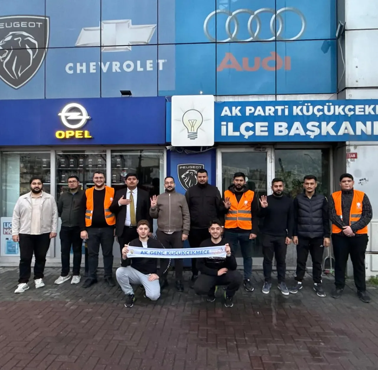 AK Parti Küçükçekmece Gençlik Kollan Üye Çalışmalarını Sürdürüyor AK Parti Küçükçekmece Gençlik Kollan Üye Çalışmalarını Sürdürüyor