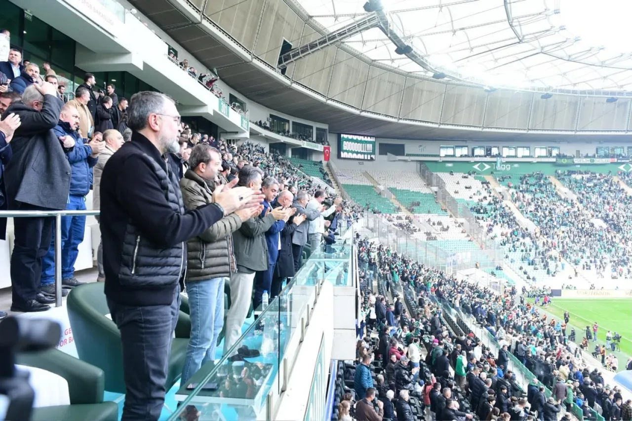 Bursaspor'un Anlamlı Galibiyeti Kestel Belediye Başkanı'ndan Tam Not Aldı Bursaspor'un Anlamlı Galibiyeti Kestel Belediye Başkanı'ndan Tam Not Aldı