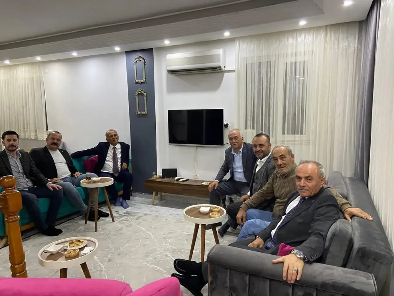 MHP Antalya'dan Konyaaltı'nda "Hayırlı Günler Komşum" Ziyaretleri MHP Antalya'dan Konyaaltı'nda "Hayırlı Günler Komşum" Ziyaretleri