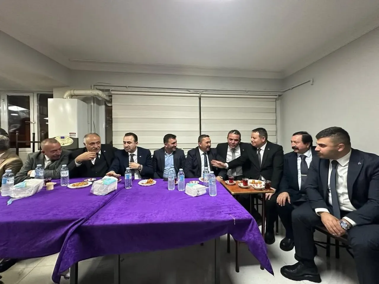 MHP'li Heyet, Niğde Derneği'ni Ziyaret Etti MHP'li Heyet, Niğde Derneği'ni Ziyaret Etti