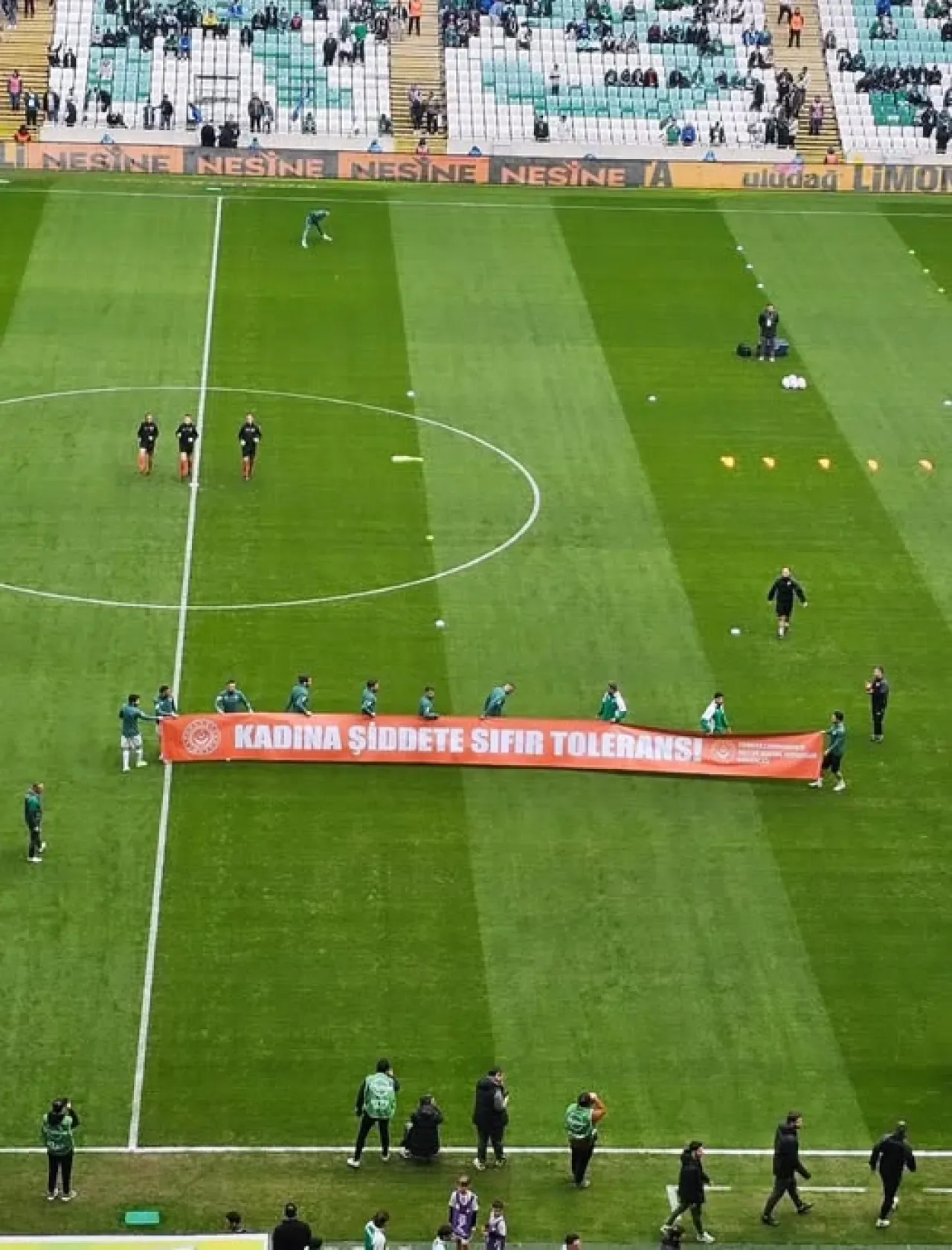 Bursaspor, Kadına Yönelik Şiddete Karşı Fethiyespor Maçında Sıfır Tolerans Pankartı Açtı Bursaspor, Kadına Yönelik Şiddete Karşı Fethiyespor Maçında Sıfır Tolerans Pankartı Açtı