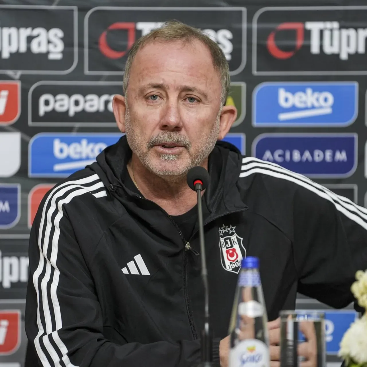Sergen Yalçın'dan Beşiktaş Eleştirilerine Sert Tepki: "Çok Biliyorsanız Gelin Siz Yapın" Sergen Yalçın'dan Beşiktaş Eleştirilerine Sert Tepki: "Çok Biliyorsanız Gelin Siz Yapın"