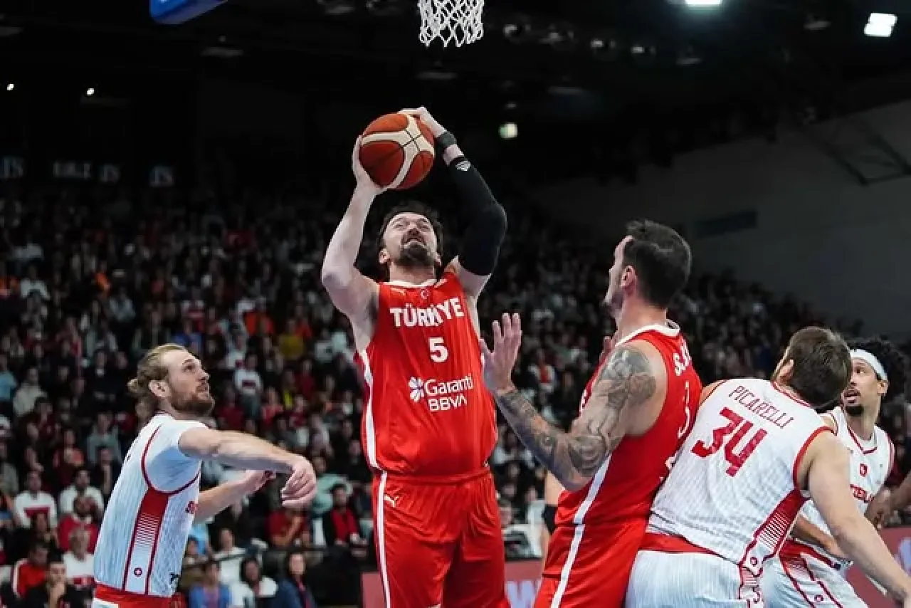 Türkiye Milli Basketbol Takımı, İsviçre'yi 85-60 Mağlup Etti Türkiye Milli Basketbol Takımı, İsviçre'yi 85-60 Mağlup Etti