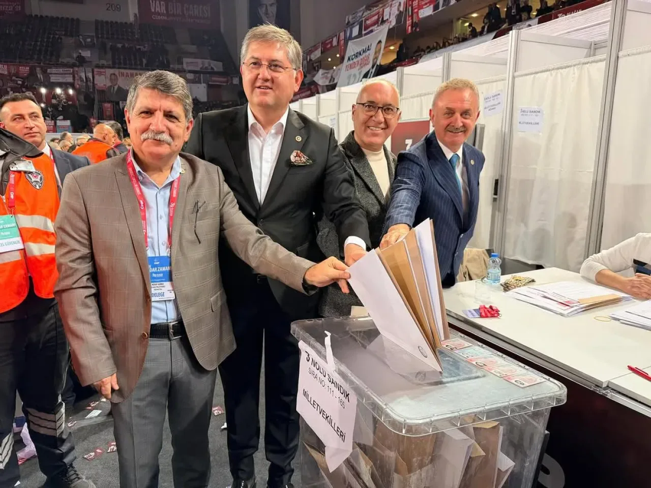 CHP Kocaeli Milletvekili Nail Çiler, CHP 39. Olağan Kurultayı'nda Oylarını Kullandı CHP Kocaeli Milletvekili Nail Çiler, CHP 39. Olağan Kurultayı'nda Oylarını Kullandı