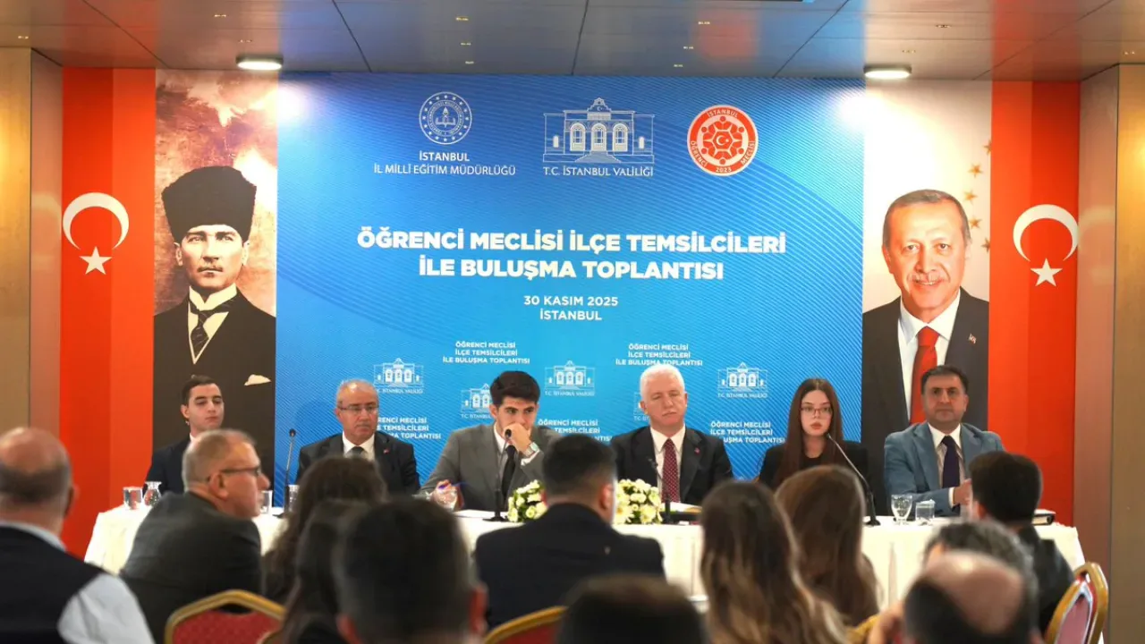 İstanbul Valisi Gül, Öğrenci Meclisi Temsilcileri ile Bir Araya Geldi İstanbul Valisi Gül, Öğrenci Meclisi Temsilcileri ile Bir Araya Geldi