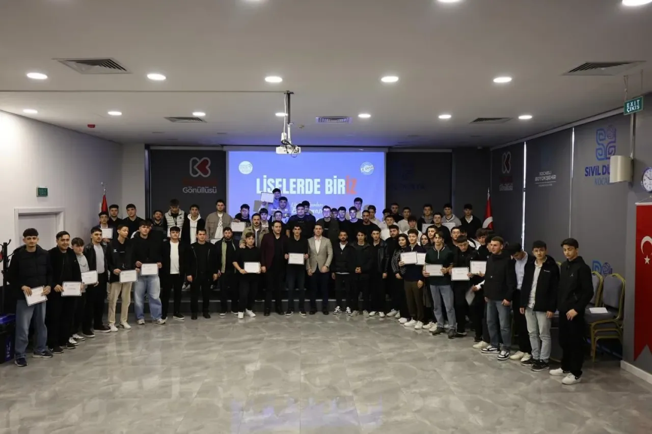 AK Parti Kartepe Gençlik Kollarından Lisede BirİZ Programı AK Parti Kartepe Gençlik Kollarından Lisede BirİZ Programı