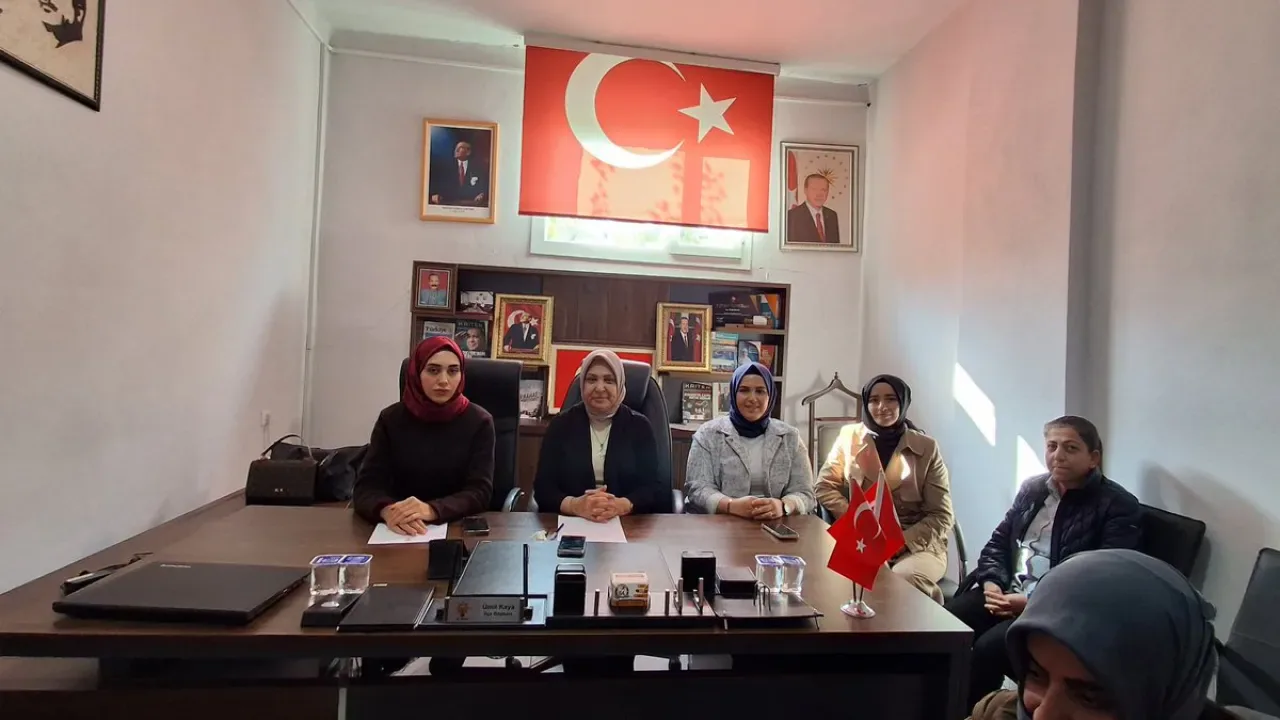 AK Parti Adana'da Mahalle Başkanları ile Koordinasyon Toplantısı Düzenledi AK Parti Adana'da Mahalle Başkanları ile Koordinasyon Toplantısı Düzenledi