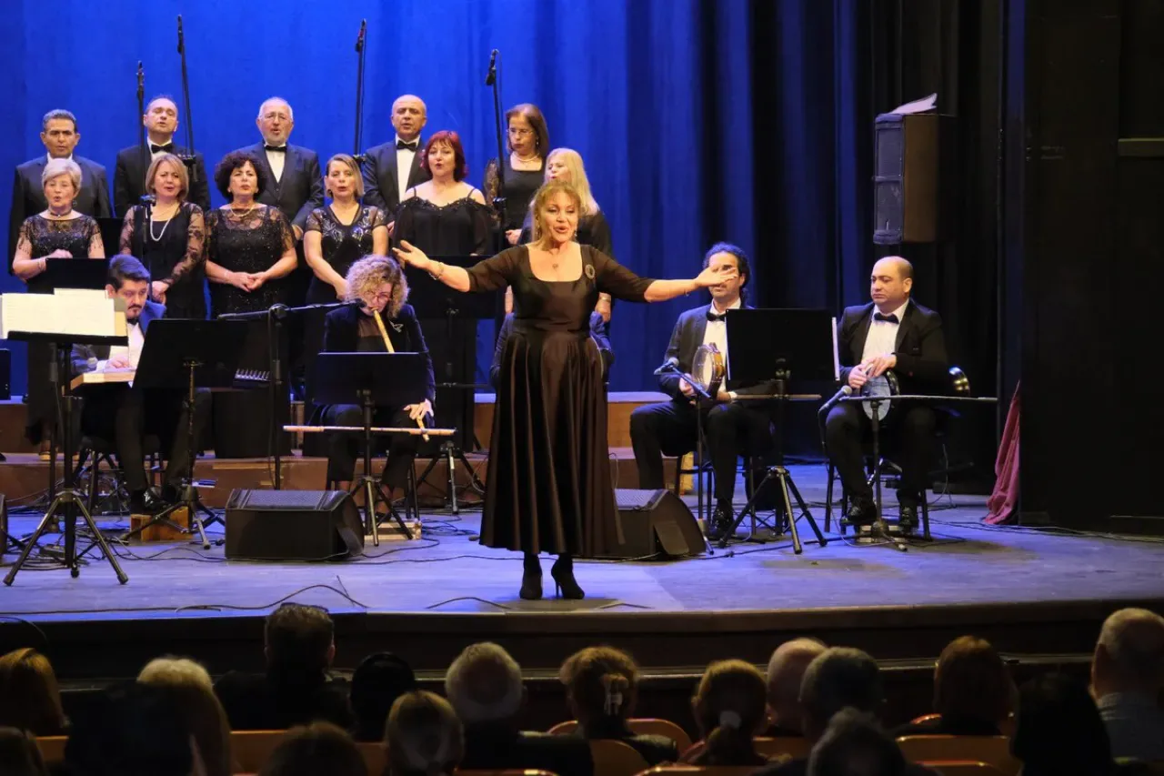 Ayşe Sağyaşar, Adana'da Unutulmaz Bir Konser Verdi Ayşe Sağyaşar, Adana'da Unutulmaz Bir Konser Verdi