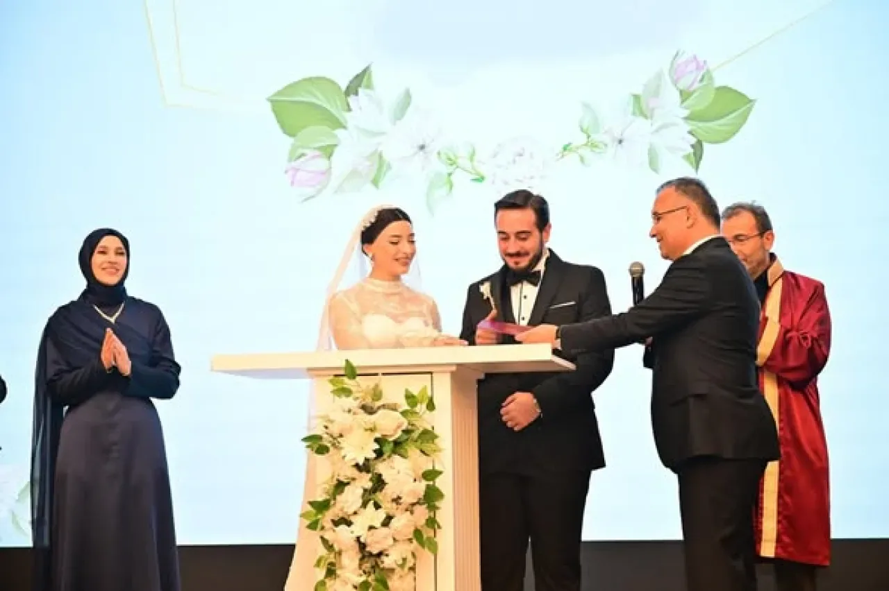 Gaziantep Valisi Kemal Çeber, Nikah Töreninde Yeni Çifti Yalnız Bırakmadı Gaziantep Valisi Kemal Çeber, Nikah Töreninde Yeni Çifti Yalnız Bırakmadı