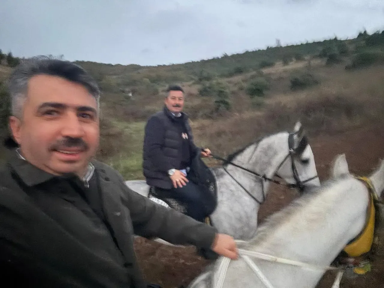 Yenişehir ve Yıldırım Belediye Başkanları Doğada At Sırtında Buluştu Yenişehir ve Yıldırım Belediye Başkanları Doğada At Sırtında Buluştu