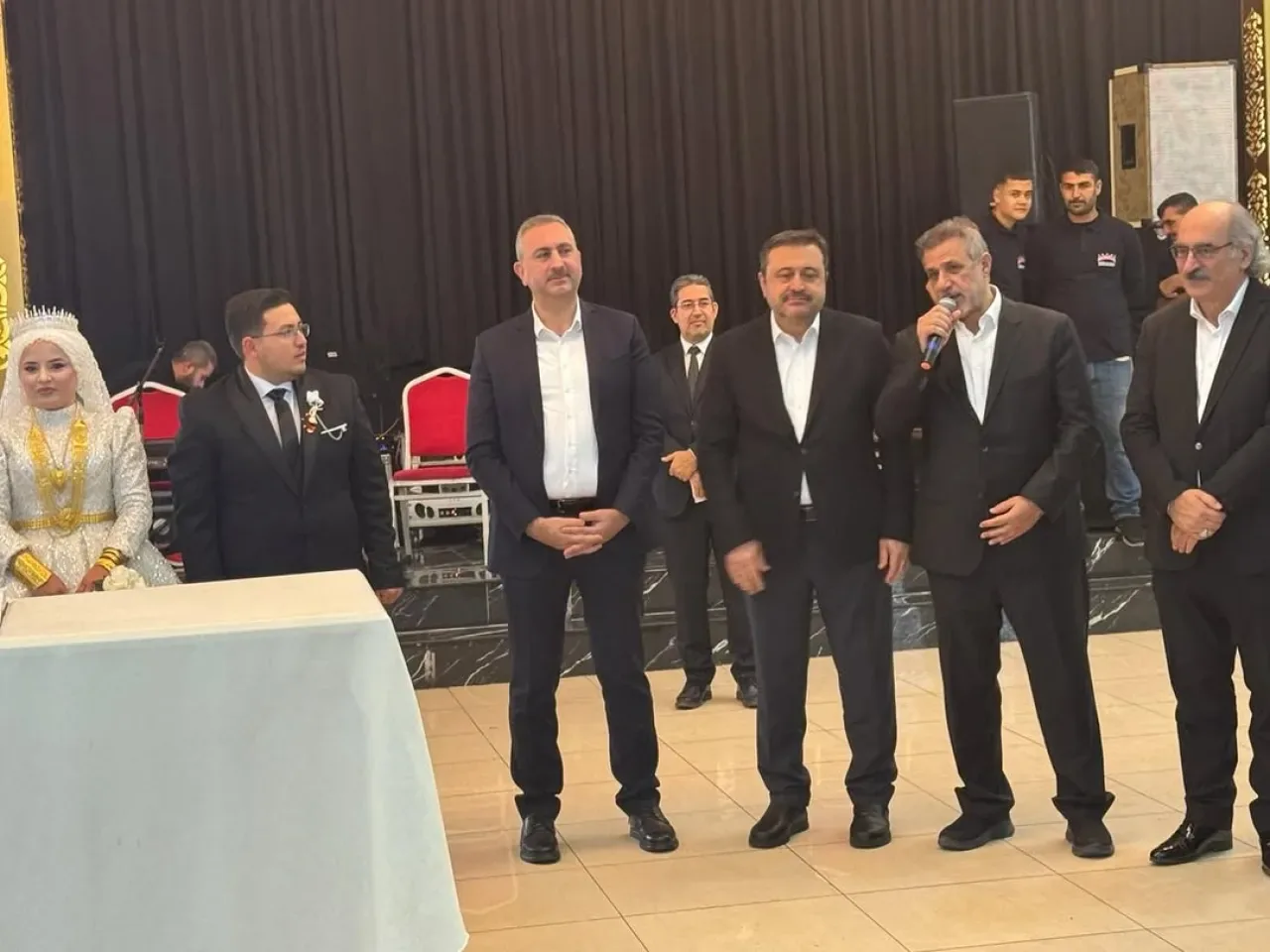 AK Partili İsimler Genç Çiftin Nikah Şahidi Oldu AK Partili İsimler Genç Çiftin Nikah Şahidi Oldu
