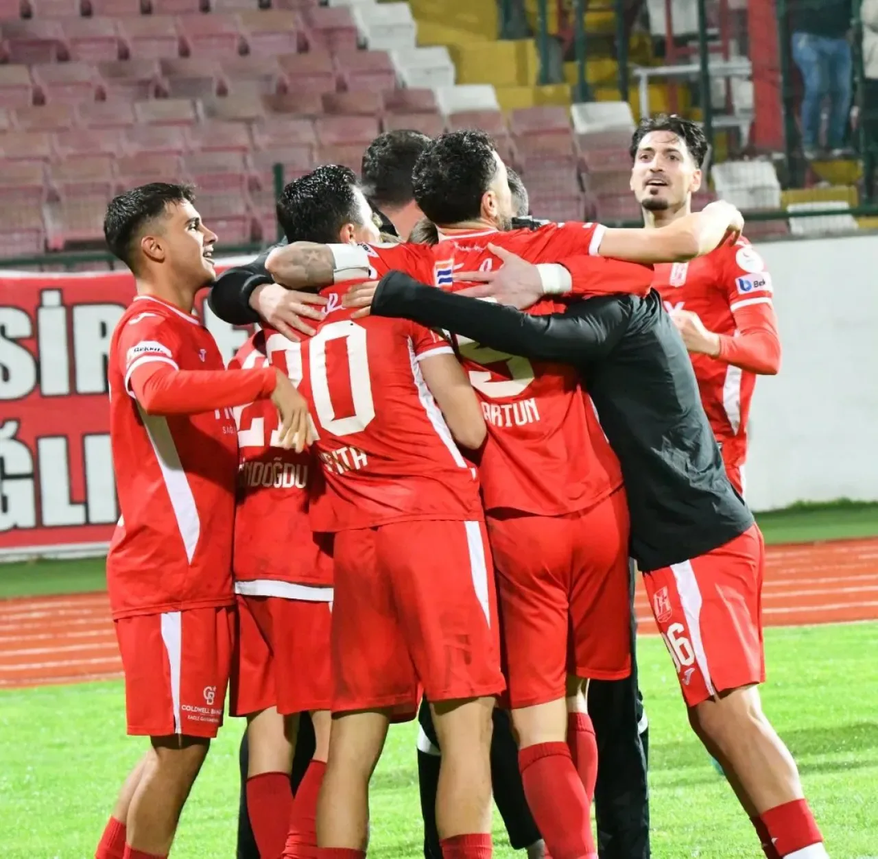 Balıkesirspor, Uşakspor'u 3-1 Mağlup Etti Balıkesirspor, Uşakspor'u 3-1 Mağlup Etti
