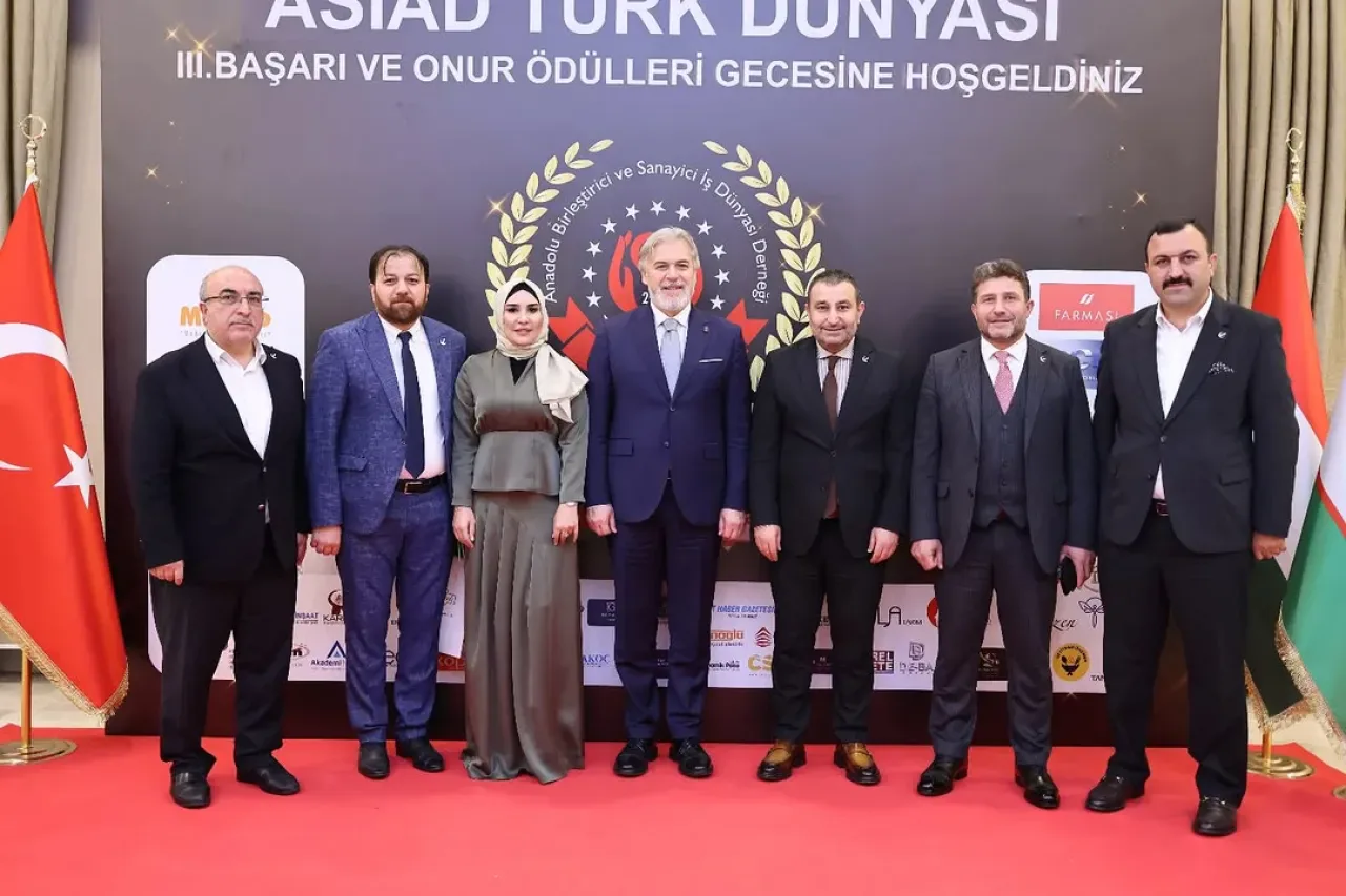 Yeniden Refah Partisi Yöneticisine İstanbul'da Başarı Plaketi Verildi Yeniden Refah Partisi Yöneticisine İstanbul'da Başarı Plaketi Verildi