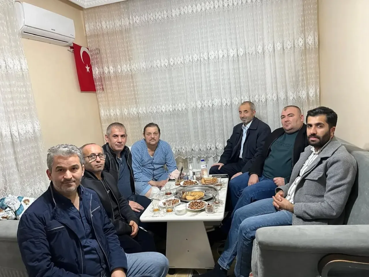 AK Parti Bağcılar'dan Hasta Ziyareti: Yavuz Selim Mahallesi'ne Geçmiş Olsun Teması AK Parti Bağcılar'dan Hasta Ziyareti: Yavuz Selim Mahallesi'ne Geçmiş Olsun Teması
