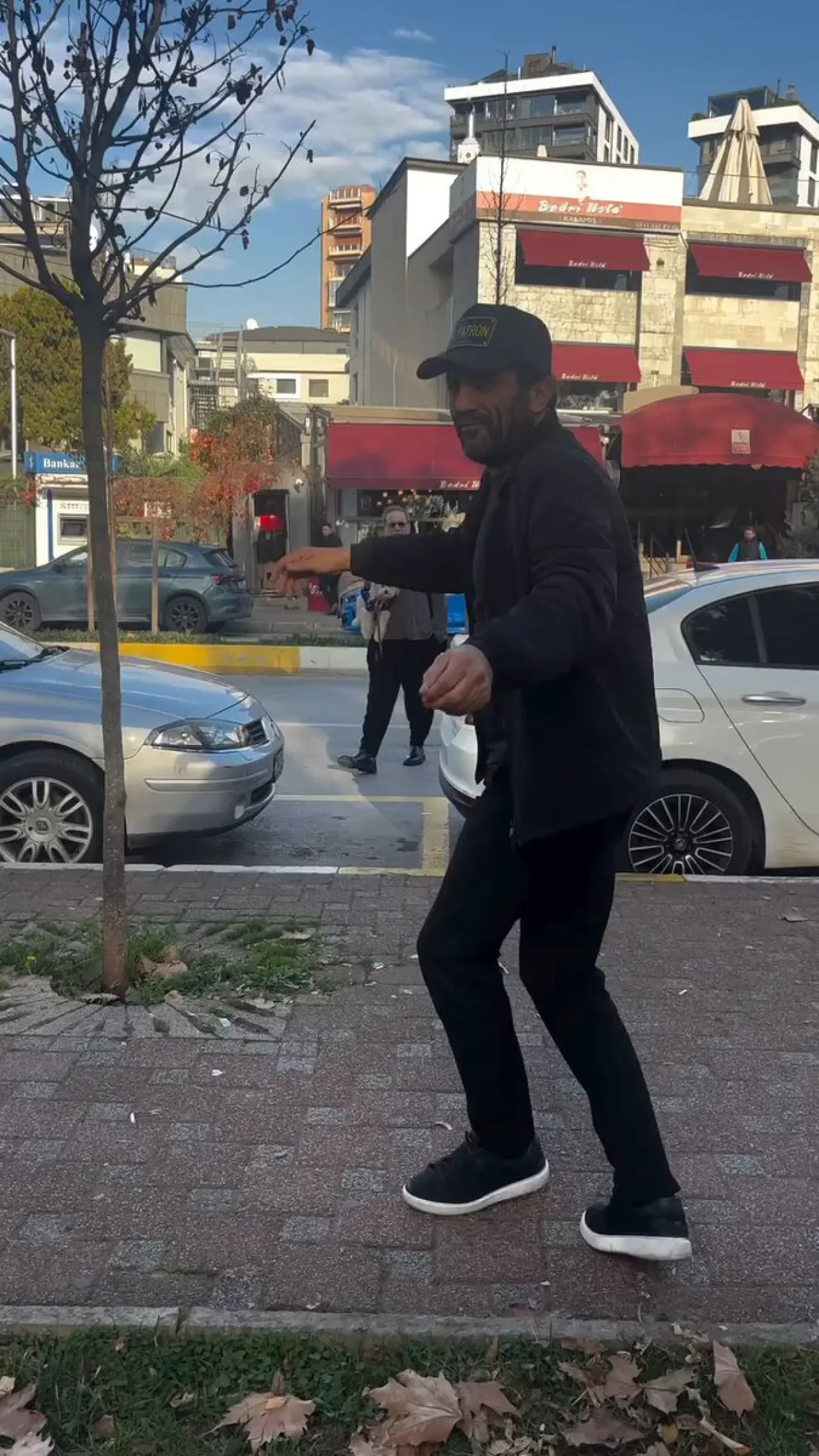 Ozan Güven ve Bedri Usta Arasında Sokakta Yaşanan Diyalog Ozan Güven ve Bedri Usta Arasında Sokakta Yaşanan Diyalog