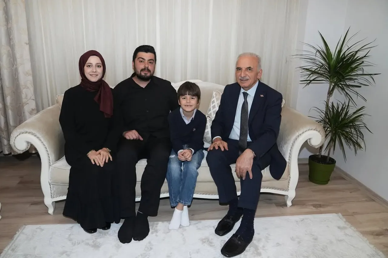 Ümraniye Belediye Başkanı İsmet Yıldırım, Vatandaşları Evlerinde Ziyaret Etti Ümraniye Belediye Başkanı İsmet Yıldırım, Vatandaşları Evlerinde Ziyaret Etti