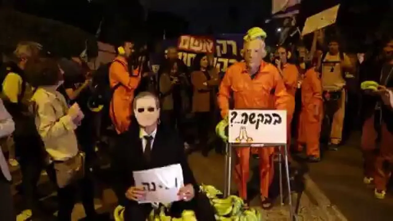 İsrail Cumhurbaşkanı Herzog'un Ev Önünde Af Talebine Protesto İsrail Cumhurbaşkanı Herzog'un Ev Önünde Af Talebine Protesto