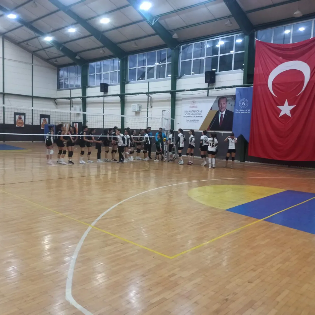 Konya'da Yıldız Kızlar Voleybol Karşılaşması Gerçekleşti Konya'da Yıldız Kızlar Voleybol Karşılaşması Gerçekleşti