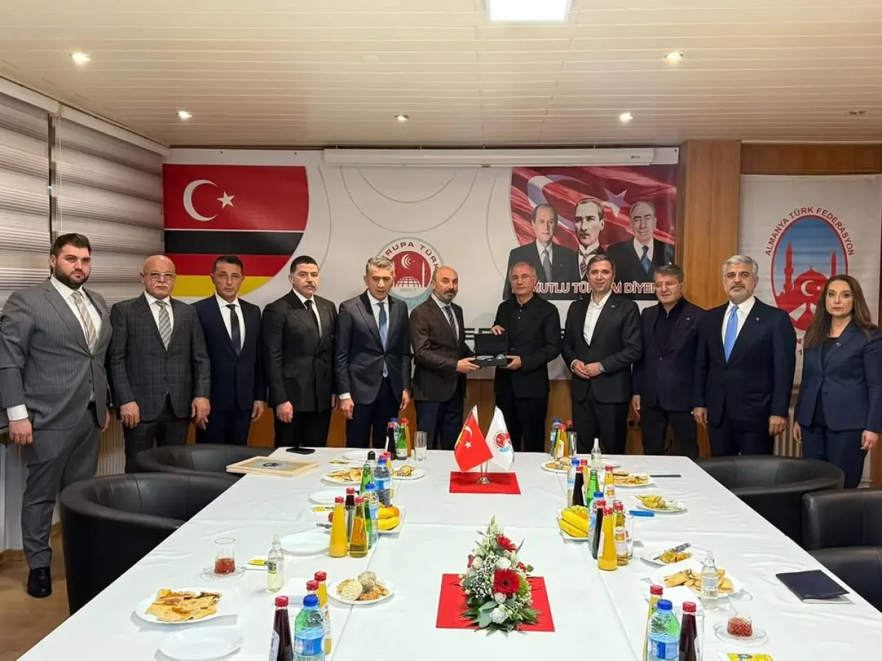 AK Partili Sırakaya ve Ala, Almanya'daki Türk Vatandaşları ve STK Temsilcileriyle Bir Araya Geldi AK Partili Sırakaya ve Ala, Almanya'daki Türk Vatandaşları ve STK Temsilcileriyle Bir Araya Geldi