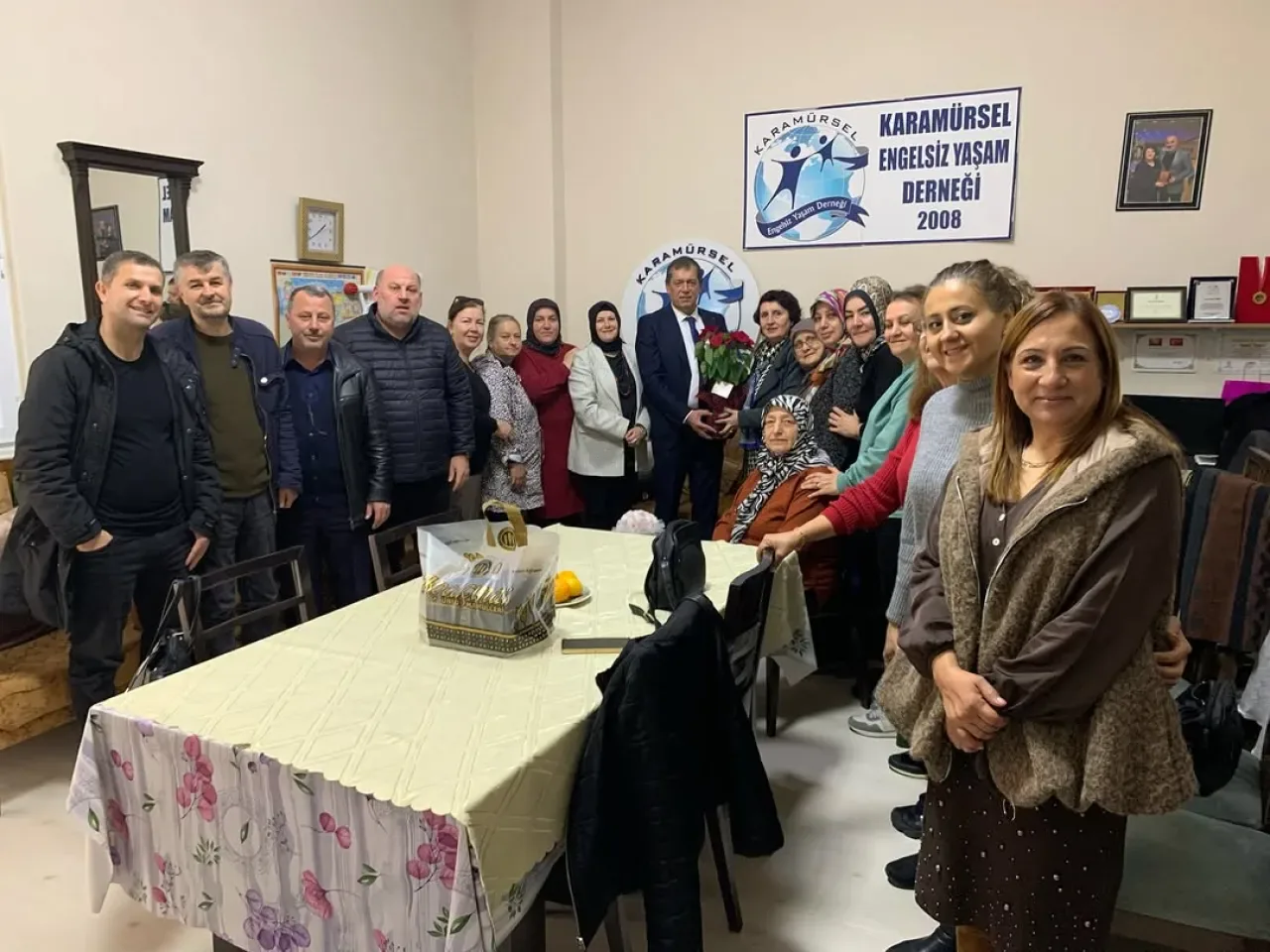 Karamürsel'de 24 Kasım Öğretmenler Günü'nde Anlamlı Ziyaret Karamürsel'de 24 Kasım Öğretmenler Günü'nde Anlamlı Ziyaret