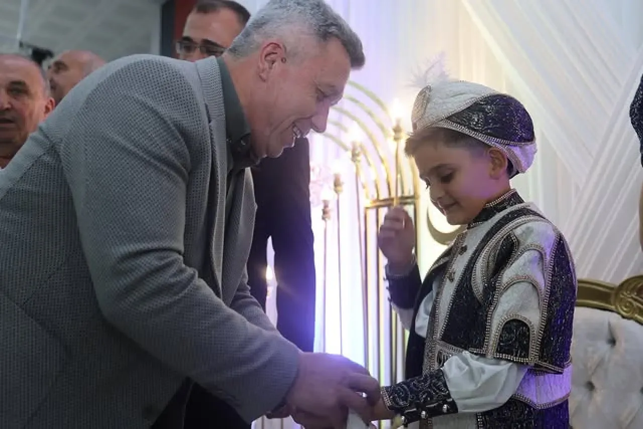 Kandıra Belediye Başkanı Erol Ölmez, Sünnet Cemiyetinde Ailelerle Bir Araya Geldi Kandıra Belediye Başkanı Erol Ölmez, Sünnet Cemiyetinde Ailelerle Bir Araya Geldi