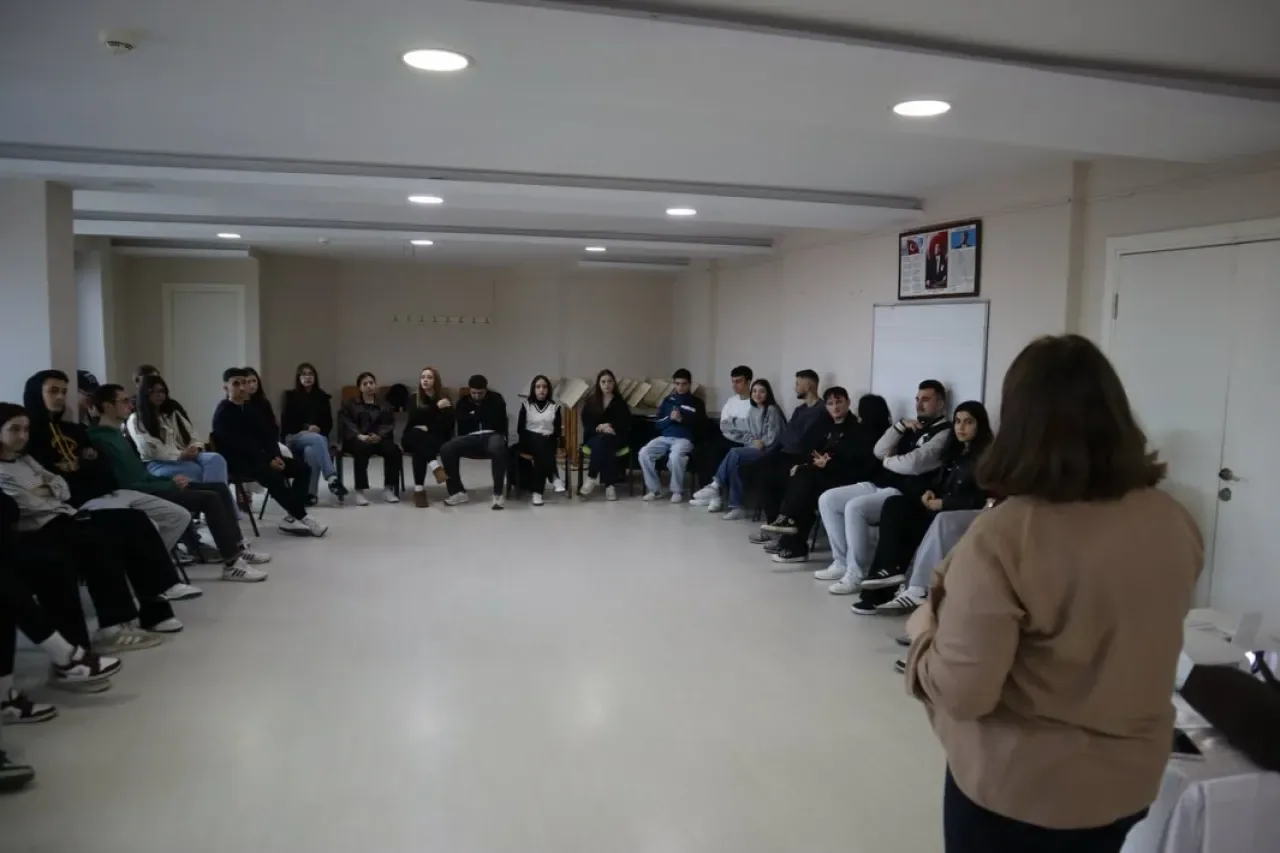 İzmit Belediyesi'nden Gençlere Yönelik "Flört Şiddeti" Farkındalık Atölyesi İzmit Belediyesi'nden Gençlere Yönelik "Flört Şiddeti" Farkındalık Atölyesi