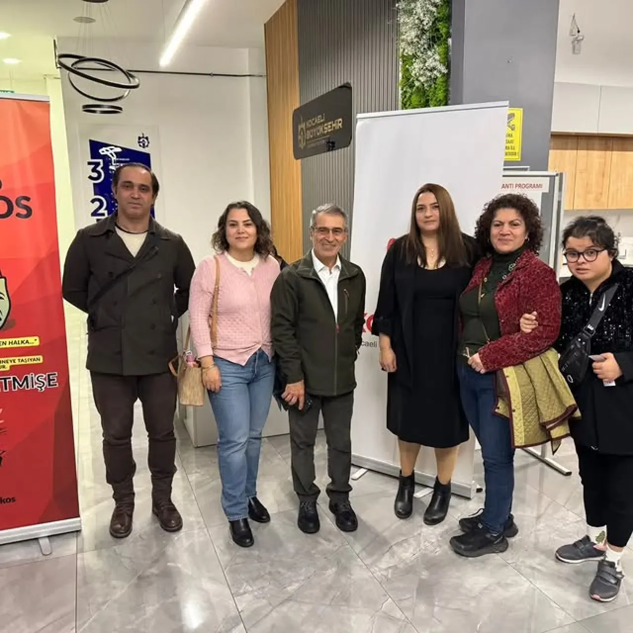 İzmit'te Otizmli Çocuklar ve Aileleri İçin Özel Tiyatro Gösterimi İzmit'te Otizmli Çocuklar ve Aileleri İçin Özel Tiyatro Gösterimi