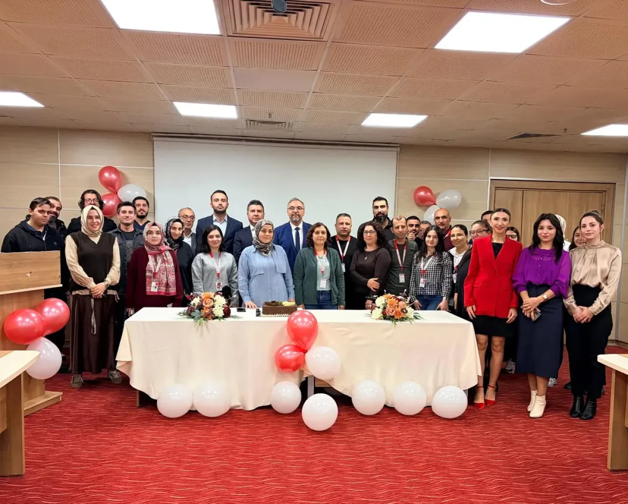 Yüreğir Devlet Hastanesi'nde Tıbbi Sekreterler Özel Bir Programla Kutlandı Yüreğir Devlet Hastanesi'nde Tıbbi Sekreterler Özel Bir Programla Kutlandı