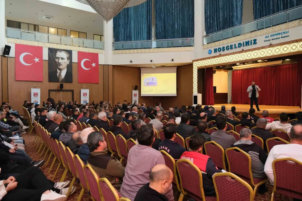 Adana Zabıta ve Temizlik Ekiplerine Güvenli Sürüş Eğitimi Adana Zabıta ve Temizlik Ekiplerine Güvenli Sürüş Eğitimi