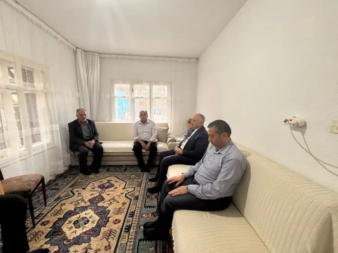 Yahyalı Belediye Başkanı Esat Öztürk, Vatandaşı Evinde Ziyaret Etti Yahyalı Belediye Başkanı Esat Öztürk, Vatandaşı Evinde Ziyaret Etti