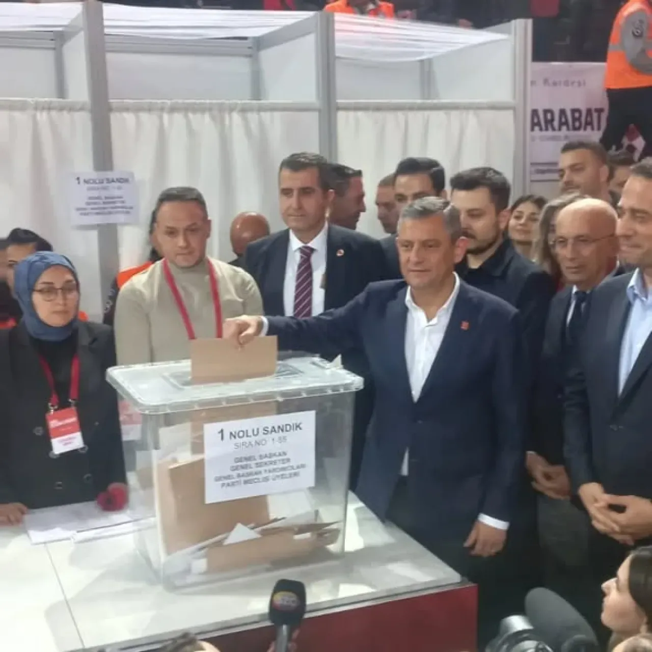CHP Altındağ İlçe Başkanlığı, Özgür Özel'in Yeniden Genel Başkan Seçilmesini Kutladı CHP Altındağ İlçe Başkanlığı, Özgür Özel'in Yeniden Genel Başkan Seçilmesini Kutladı