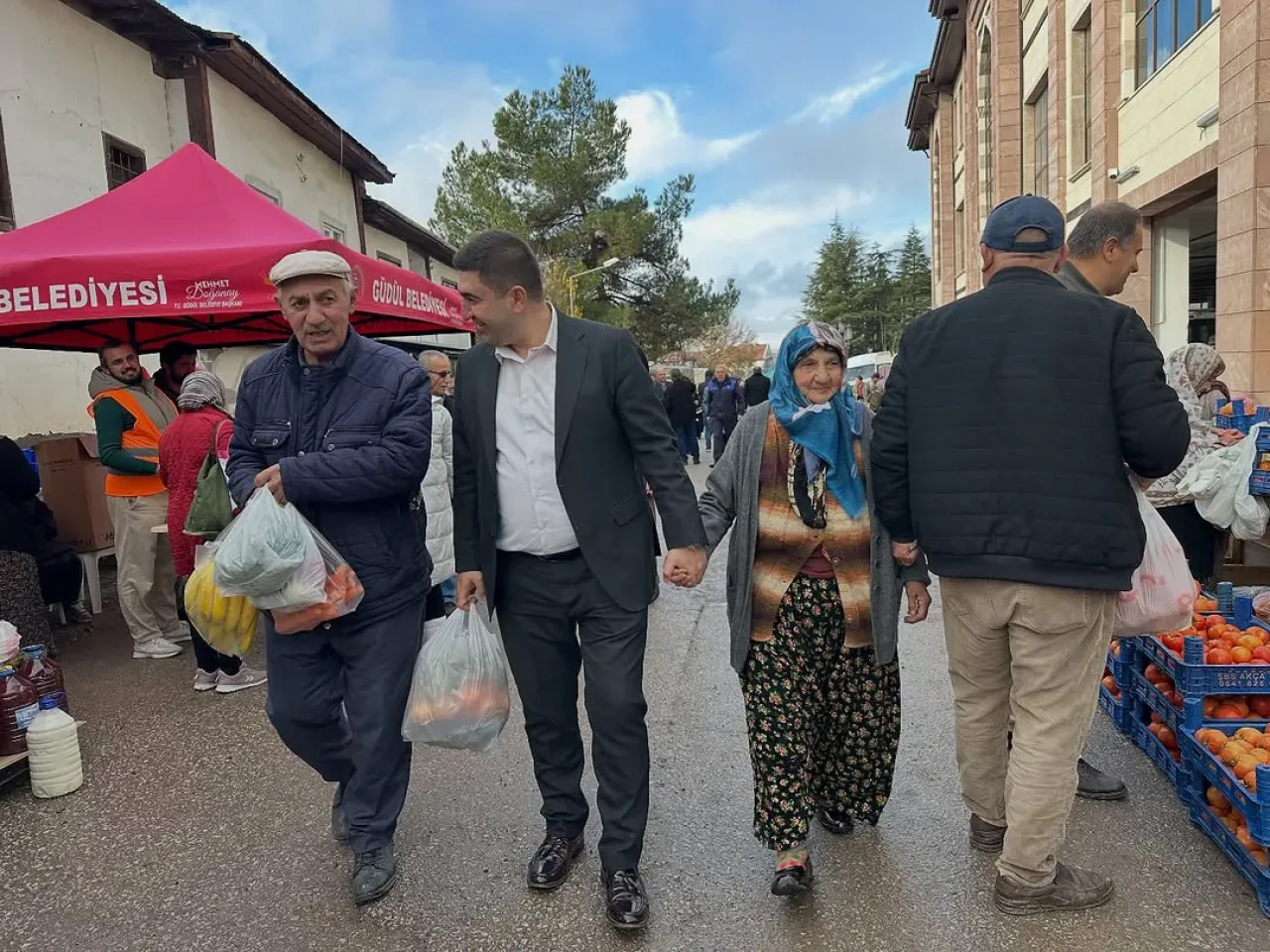 Güdül Belediyesi Esnaf ve Vatandaşlarla Pazar Yerinde Buluştu Güdül Belediyesi Esnaf ve Vatandaşlarla Pazar Yerinde Buluştu