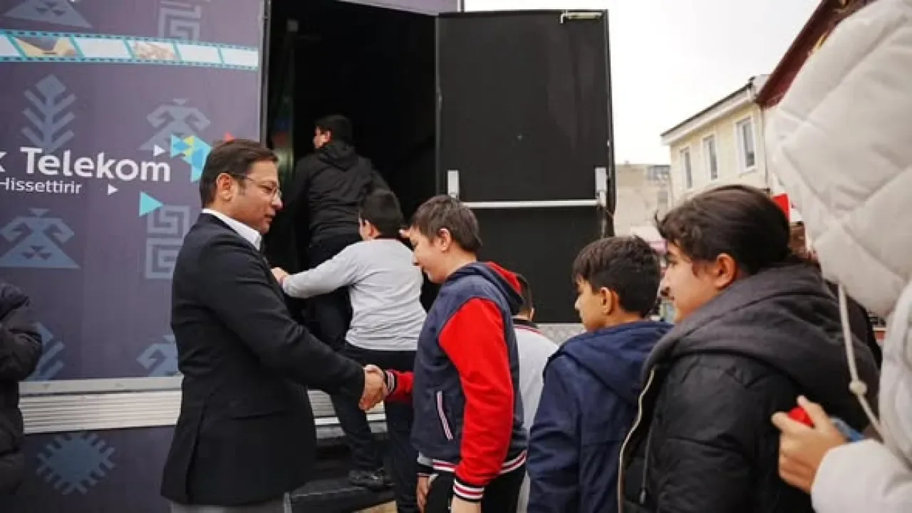 Gezen Sinema Tırı Sındırgı'da Çocuklarla Buluştu Gezen Sinema Tırı Sındırgı'da Çocuklarla Buluştu