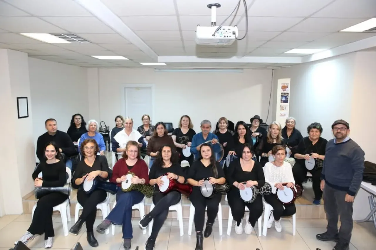 Çiğli Belediyesi Ritim Atölyesi ile Vatandaşları Sanatla Buluşturuyor Çiğli Belediyesi Ritim Atölyesi ile Vatandaşları Sanatla Buluşturuyor