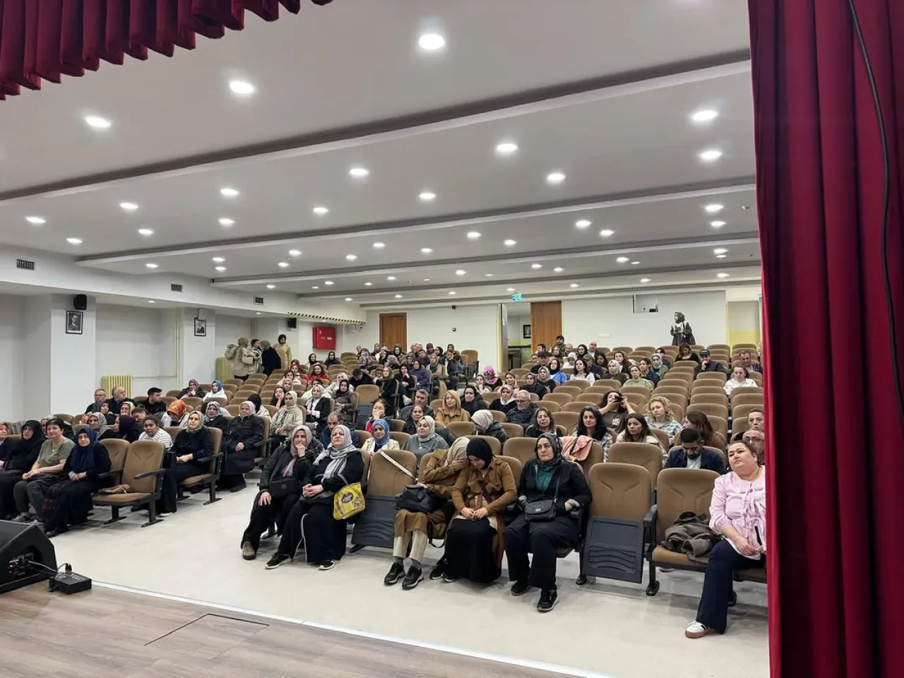 Fatih'teki Okul Kantinlerinde Üçlü Sertifika ile Hijyen Eğitimi Fatih'teki Okul Kantinlerinde Üçlü Sertifika ile Hijyen Eğitimi