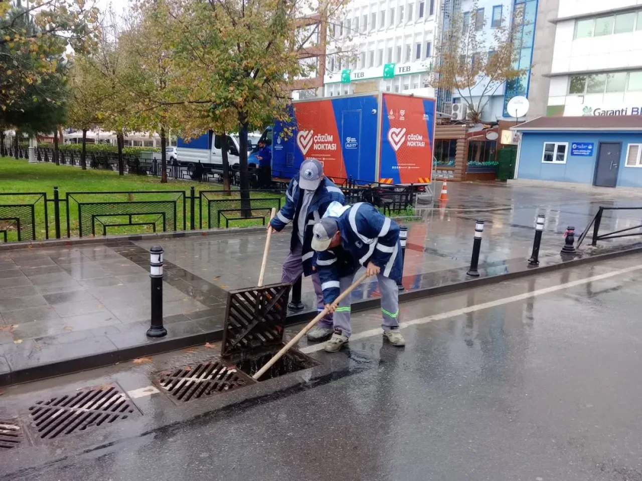 Kartal'da Yoğun Sağanak Yağışa Karşı Mazgal Temizliği Kartal'da Yoğun Sağanak Yağışa Karşı Mazgal Temizliği