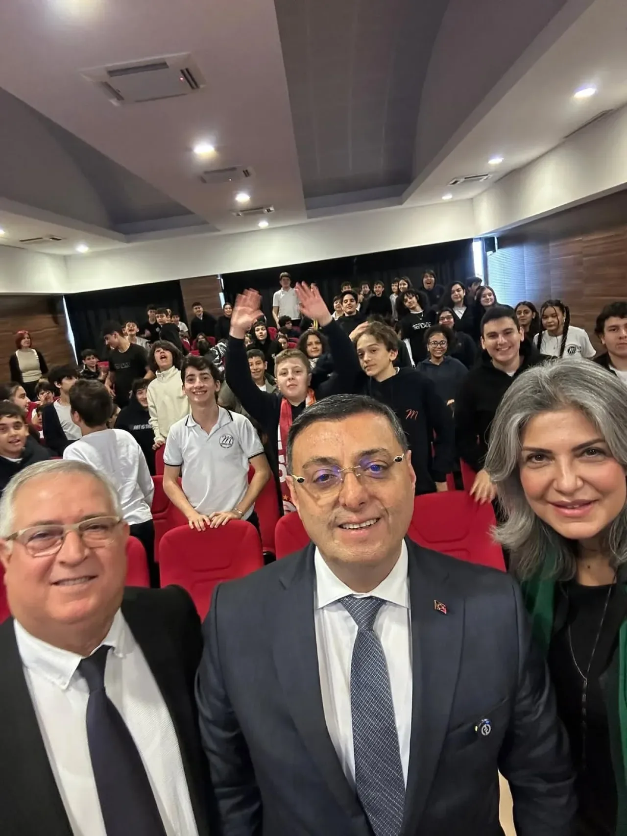 AK Partili Bayram, Kadıköy'de Öğrencilerle Söyleşi Gerçekleştirdi AK Partili Bayram, Kadıköy'de Öğrencilerle Söyleşi Gerçekleştirdi