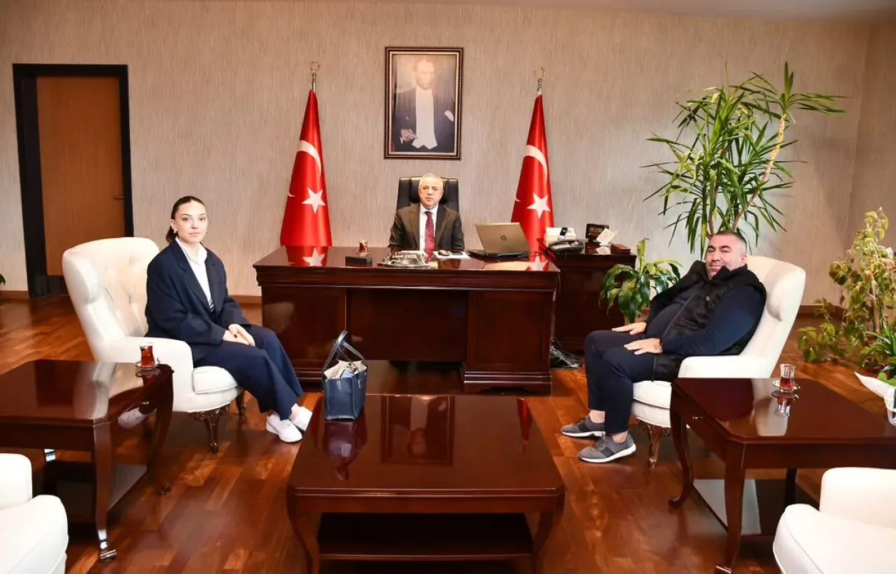İş İnsanı Ersin Çelik Güllüoğlu, Çekmeköy Kaymakamı Resul Çelik'i Ziyaret Etti İş İnsanı Ersin Çelik Güllüoğlu, Çekmeköy Kaymakamı Resul Çelik'i Ziyaret Etti