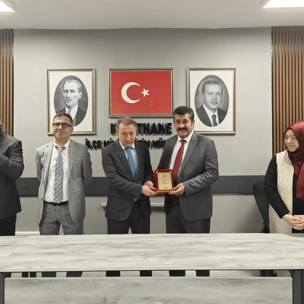 Kâğıthane Milli Eğitim Şube Müdürü Ergin Şen'e Plaket Takdimi Kâğıthane Milli Eğitim Şube Müdürü Ergin Şen'e Plaket Takdimi