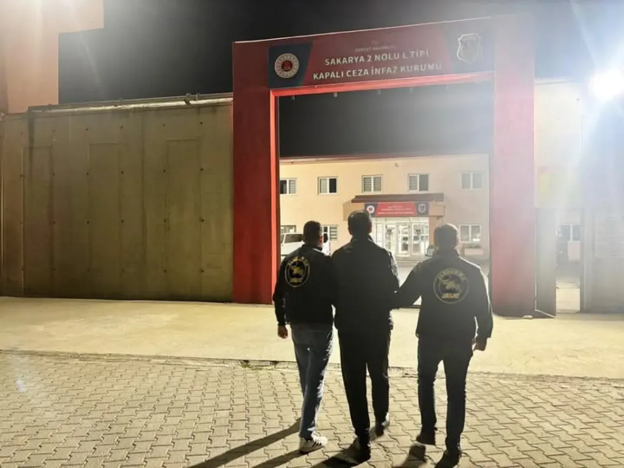 Sakarya'da 42 ve 28 Yıl Hapis Cezalı 2 Kişi Jandarma Operasyonuyla Yakalandı Sakarya'da 42 ve 28 Yıl Hapis Cezalı 2 Kişi Jandarma Operasyonuyla Yakalandı