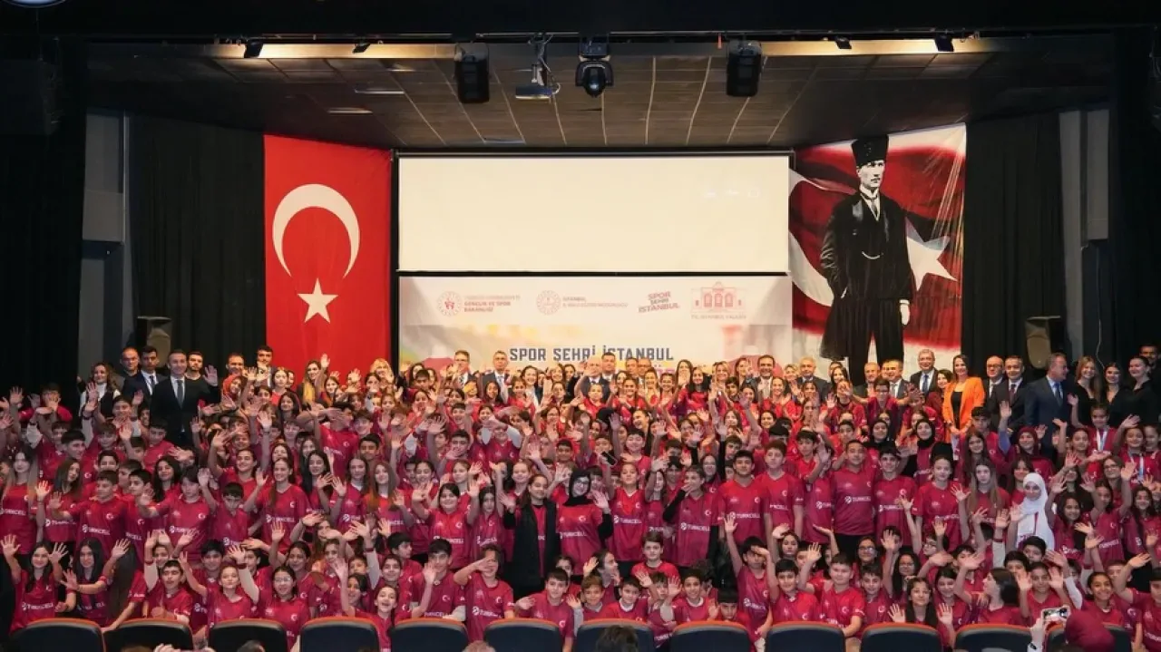 İstanbul'da Öğrencilere Spor Malzemesi Desteği: Esenyurt'ta Forma Dağıtım Töreni İstanbul'da Öğrencilere Spor Malzemesi Desteği: Esenyurt'ta Forma Dağıtım Töreni