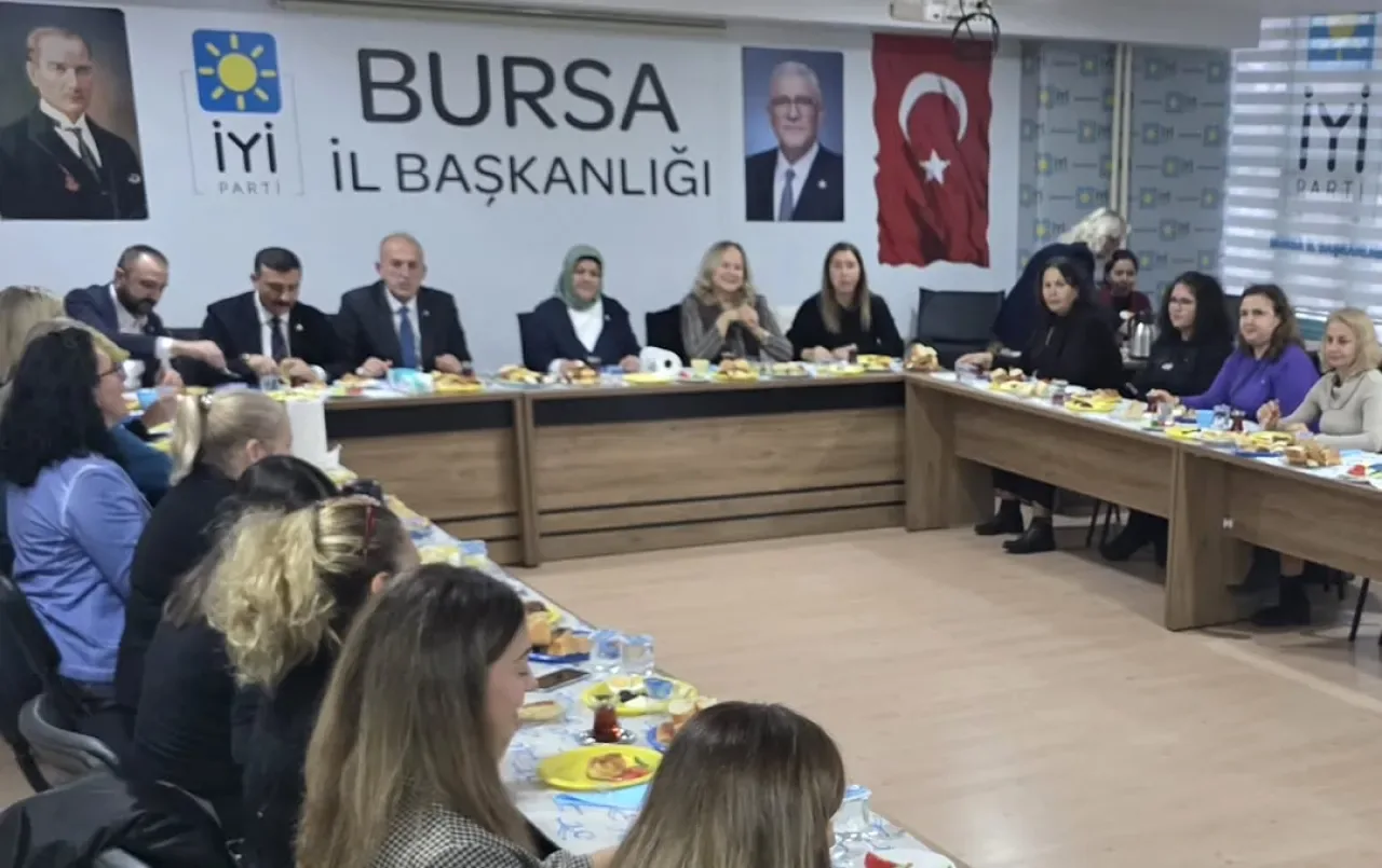 İYİ Parti Bursa'da Güncel Siyaset ve Yol Haritasını Değerlendirdi İYİ Parti Bursa'da Güncel Siyaset ve Yol Haritasını Değerlendirdi