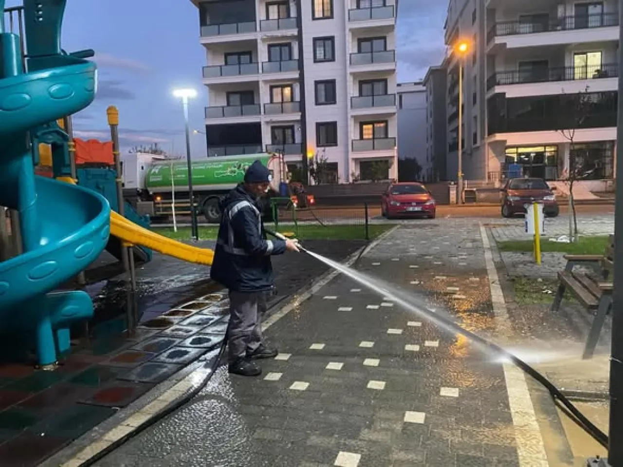 Edremit Belediyesi Parkları Gece Temizliği ile Yeni Güne Hazırlıyor Edremit Belediyesi Parkları Gece Temizliği ile Yeni Güne Hazırlıyor