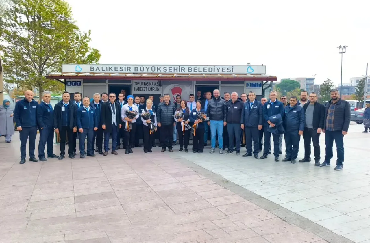 Balıkesir'de Toplu Taşıma Şoförleri Dünya Şoförler Günü'nde Kutlandı Balıkesir'de Toplu Taşıma Şoförleri Dünya Şoförler Günü'nde Kutlandı